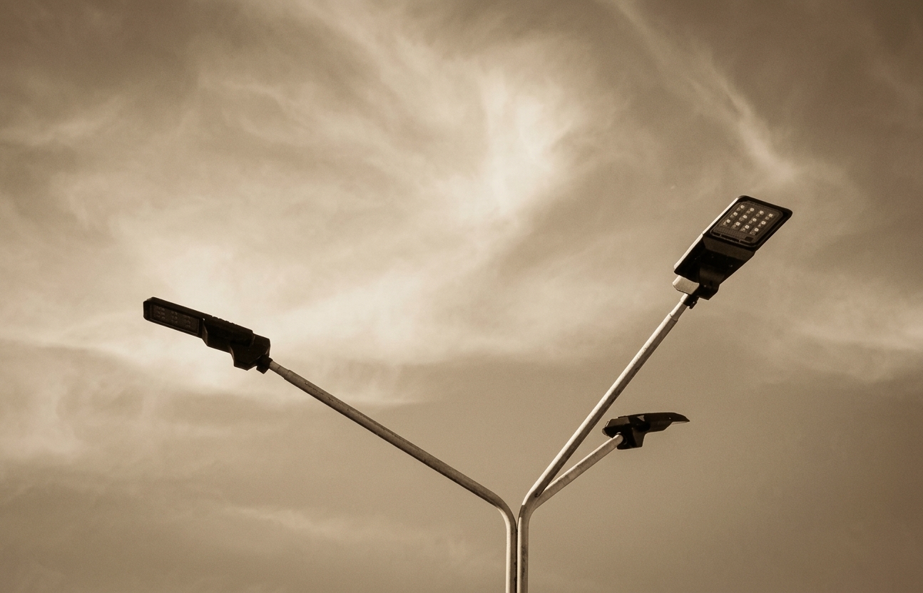Postes metálicos de iluminação pública